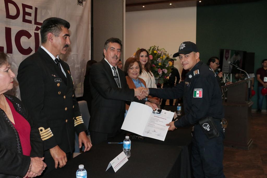 RECONOCE PRESIDENTE LAMARQUE CANO LABOR DE LAS Y LOS POLICÍAS EN SU&nbsp;DÍA