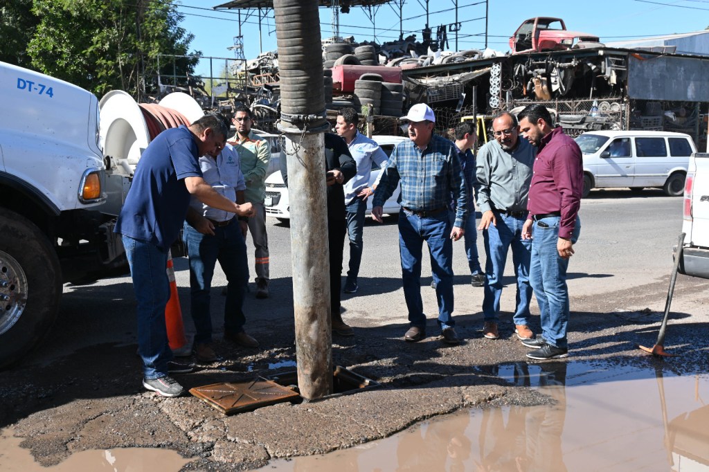 SUPERVISAN PRESIDENTE Y OOMAPASC ATENCIÓN A DRENAJES Y FUGAS DE AGUA EN COLONIA&nbsp;SOCHILOA