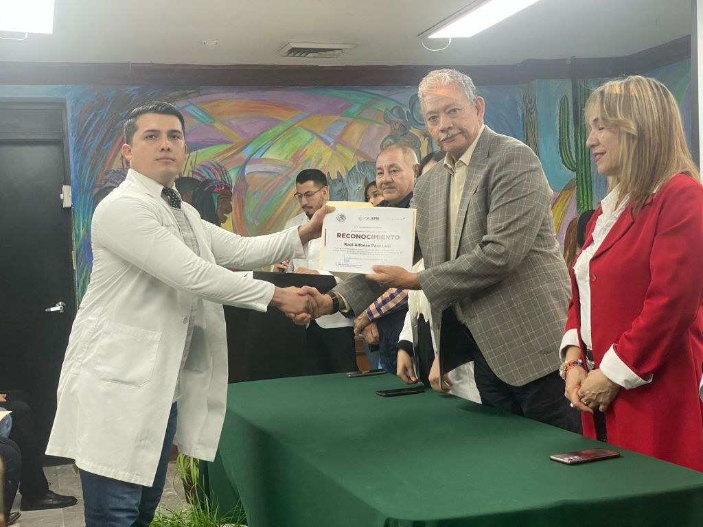 RECIBEN RECONOCIMIENTO PASANTES DE SERVICIO SOCIAL DE MEDICINA, ENFERMERÍA Y ODONTOLOGÍA