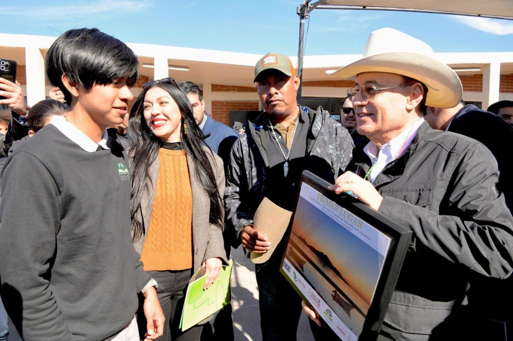 Jóvenes estudiantes Comca’ac agradecen a Gobernador Durazo por Telebachillerato en Desemboque