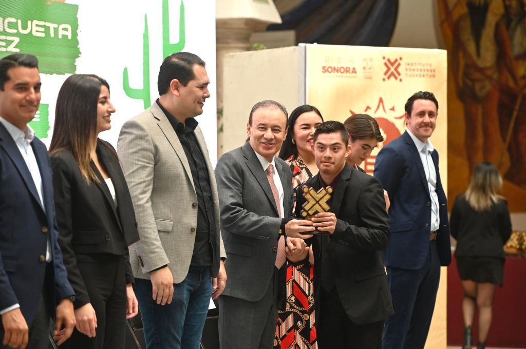 Gobernador Durazo premia con 100 mil pesos a ganadores del Premio Estatal de la Juventud&nbsp;2024