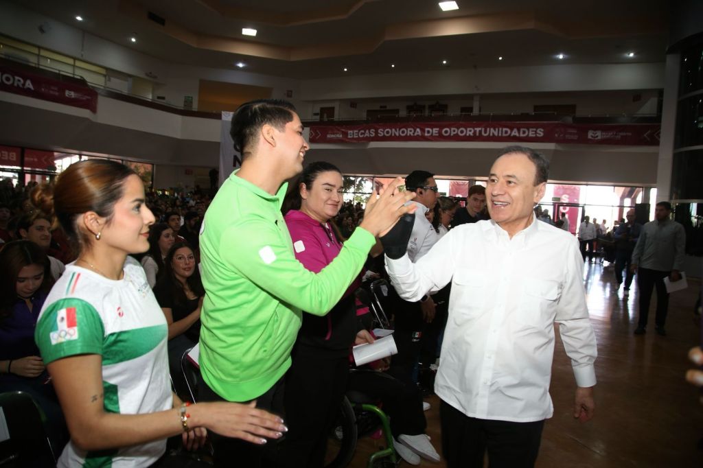 Gobernador Durazo beneficia a más de 600 jóvenes con estímulos académicos y&nbsp;deportivos