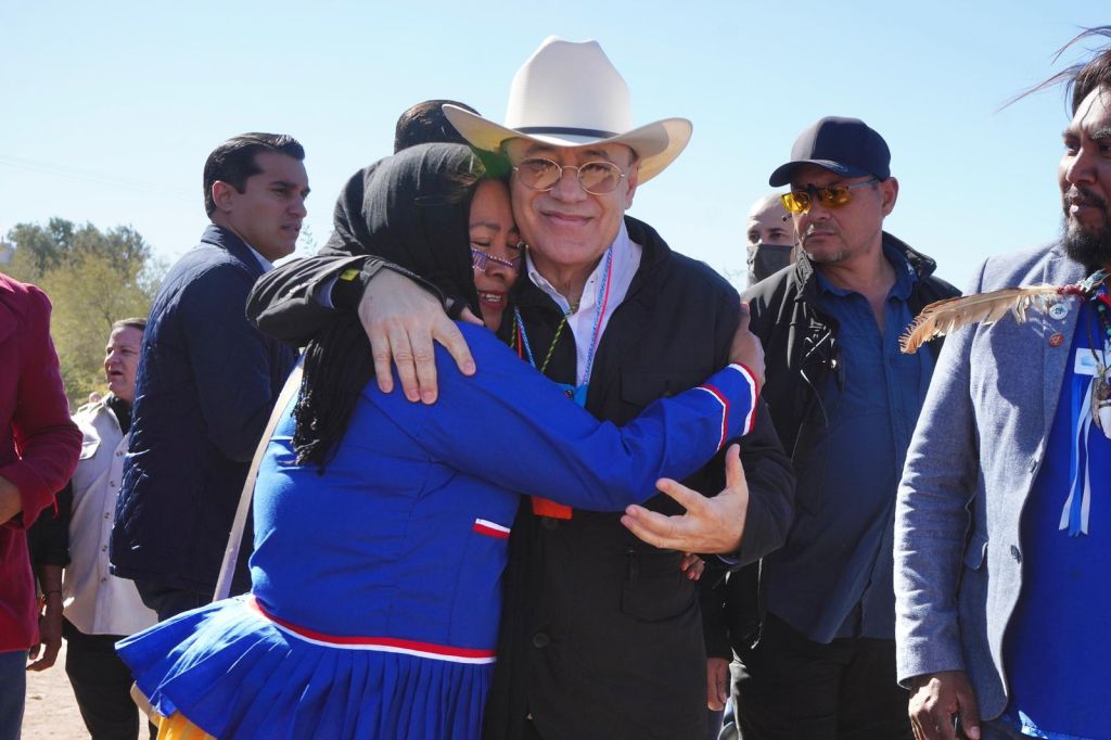 Cumple Gobernador Durazo a estudiantes Seris con entrega 698 de libros en&nbsp;Desemboque