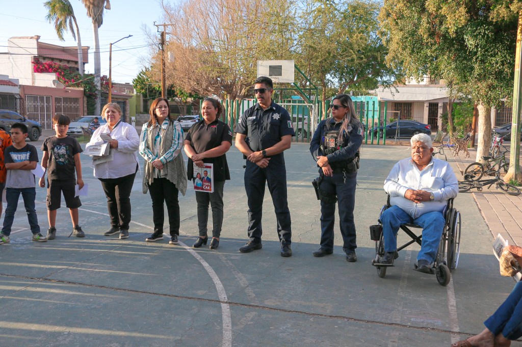SE REÚNEN VECINAS Y VECINOS DE LA MIRAVALLE CON PERSONAL DE LA SSPM EN&nbsp;CAJEME