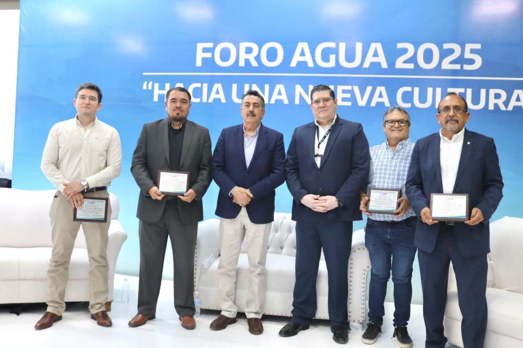 ENCABEZA JAVIER LAMARQUE EL FORO DEL AGUA «CUÍDALA PORQUE SE&nbsp;ACABA»