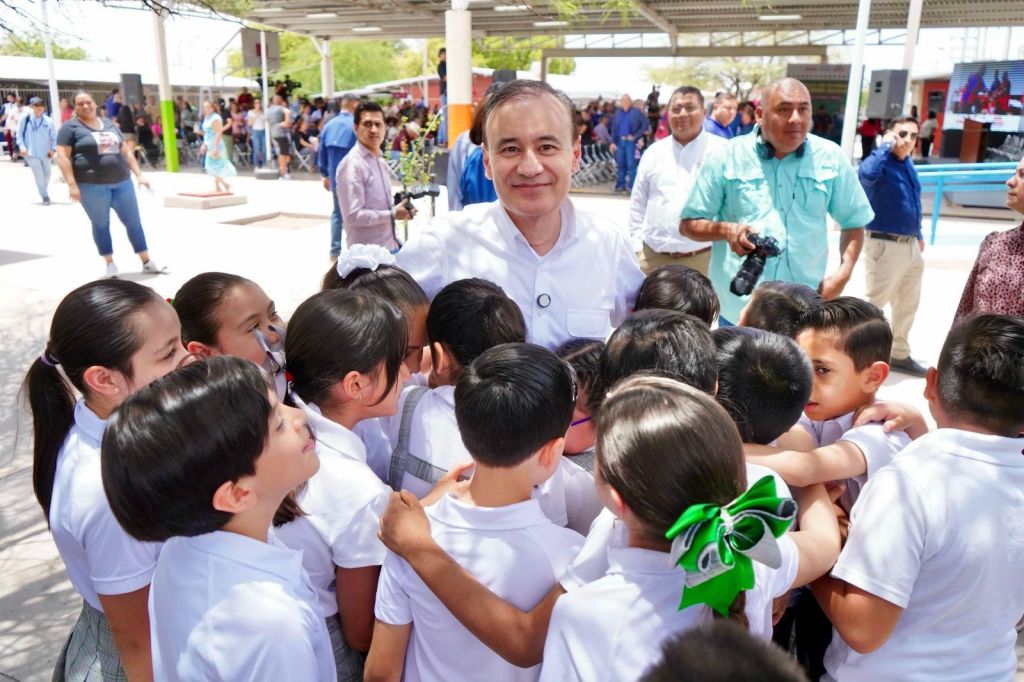 Gobernador Durazo garantiza entrega de uniformes gratuitos a todos los estudiantes antes de iniciar próximo&nbsp;ciclo