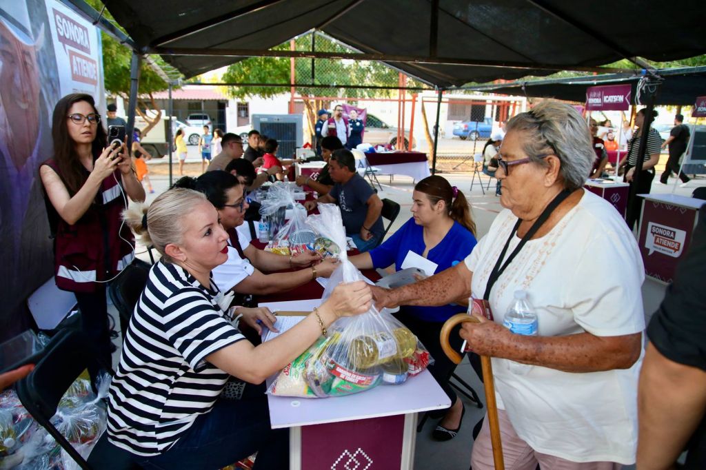 Con “Sonora Atiende”, Gobernador Durazo beneficia a familias de la colonia Lomas de Linda&nbsp;Vista