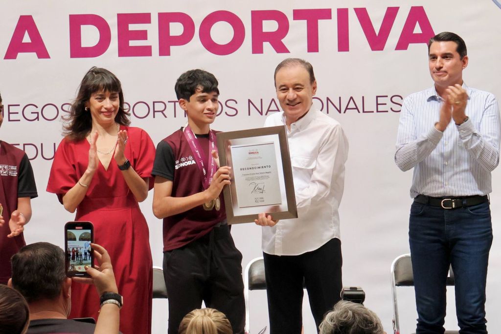 Premia Gobernador Durazo con becas a medallistas de los Juegos Deportivos Nacionales de Educación&nbsp;Básica