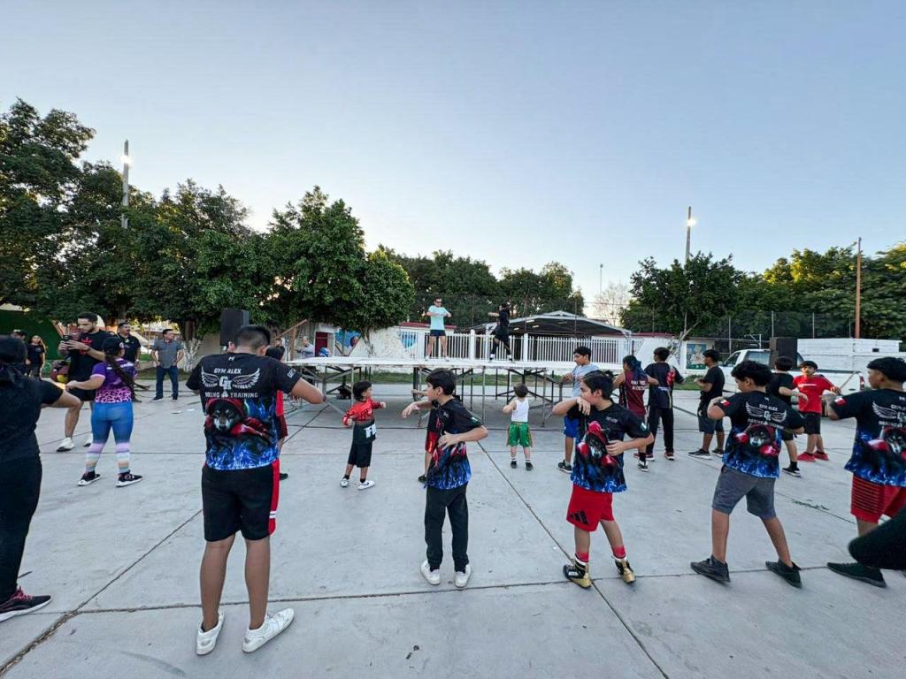 REALIZAN CLASE COMUNITARIA “BOXEANDO POR LA PAZ” EN LA COLONIA PRIMERO DE MAYO