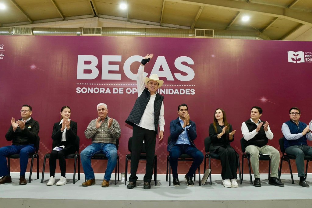 entrega Gobernador más de 600&nbsp;Becas