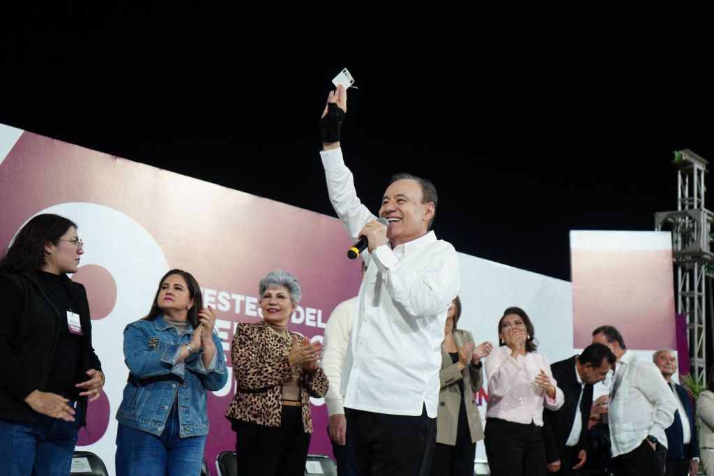 Gobernador Durazo celebra compromiso de trabajadores del estado durante el XLIII Festejo del Servidor Público 2025*