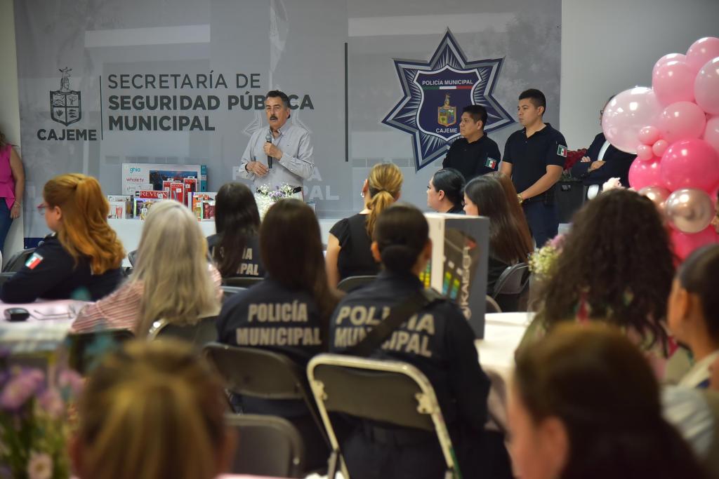 RECONOCE PRESIDENTE LAMARQUE A MADRES POLICÍAS Y PERSONAL DE LA&nbsp;SSPM