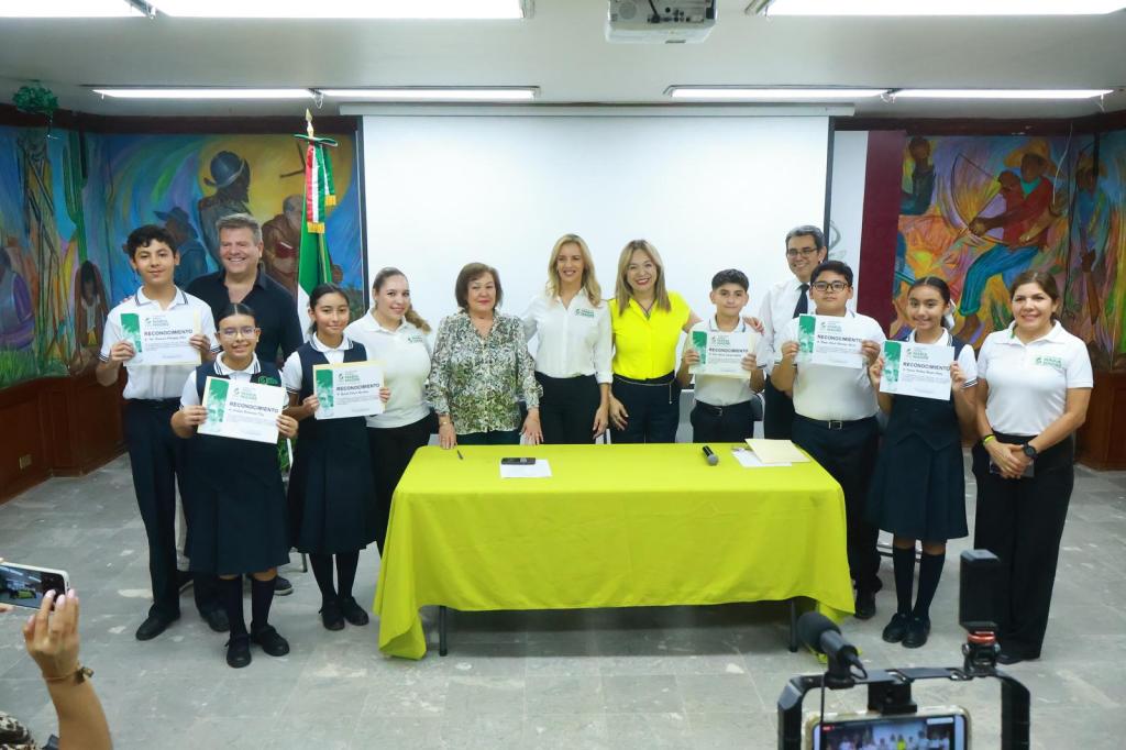 GOBIERNO MUNICIPAL Y FUNDACIÓN SENDA MARÍA MADRE ENTREGAN BECAS A INTEGRANTES DEL CABILDO INFANTIL&nbsp;2026
