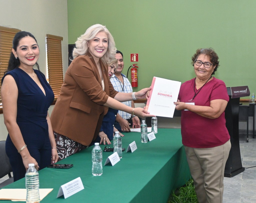 ENTREGA PRESIDENTA MUNICIPAL TÍTULOS DE PROPIEDAD Y TESTAMENTOS PÚBLICOS A 93 FAMILIAS DE VARIAS COLONIAS Y&nbsp;COMUNIDADES